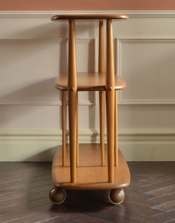 アンティークのワゴン・トローリー アンティーク家具 キッチン、ダイニングで使えるヴィンテージ家具、スッキリしたトロリー(ワゴン)。奥行がとってもスマートなので、マンションやアパートの方にもオススメです。(x-673-f)