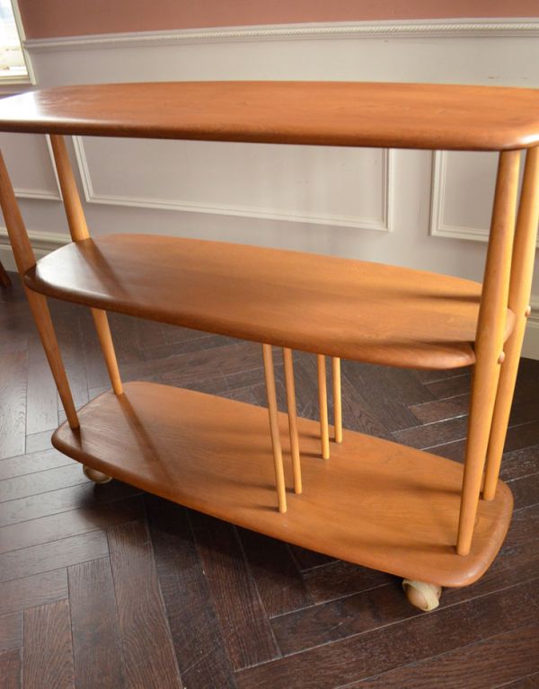 アンティークのワゴン・トローリー アンティーク家具 キッチン、ダイニングで使えるヴィンテージ家具、スッキリしたトロリー(ワゴン)。しっかり作られていますので、下の台にたくさん物を乗せても大丈夫!。(x-673-f)