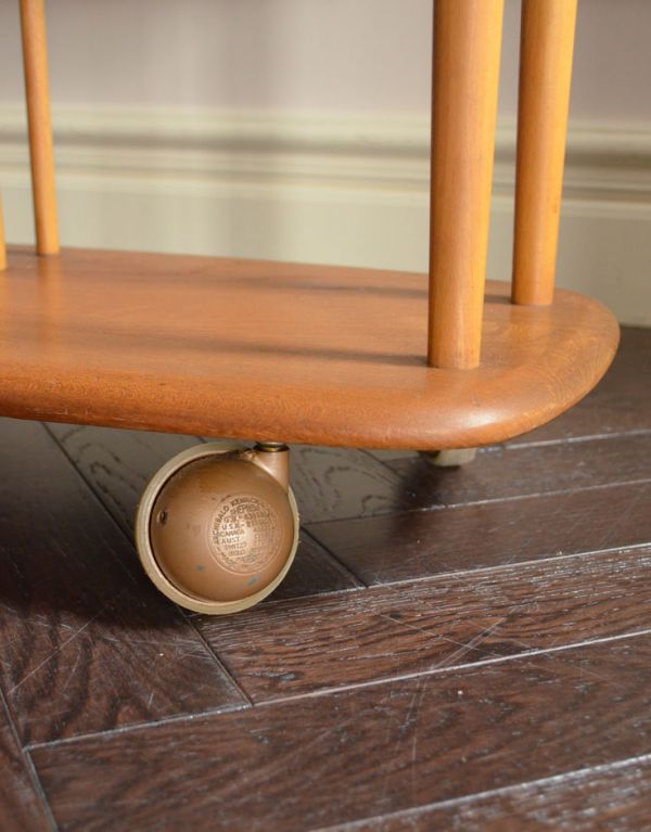 アンティークのワゴン・トローリー アンティーク家具 キッチン、ダイニングで使えるヴィンテージ家具、スッキリしたトロリー(ワゴン)。きちんと調整したので、新しいものと比べるとスムーズではありませんが、ちゃんと動きます。(x-673-f)