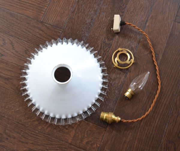 ペンダントライト 照明・ライティング フランスシェード、アンティークペンダントライト(コード・シャンデリア電球・ギャラリーA付き)。ガラスシェード、コード、電球1個、ギャラリーを全てセットでお届けするので、届いてすぐに取り付けられます。(x-673-z)