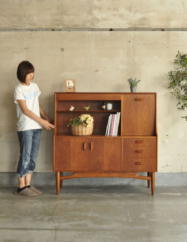 G-PLAN(Gプラン)　アンティーク家具　リビングにオススメのヴィンテージ家具、イギリスのGプランのサイドボード。脚があるので軽やかな印象です。(x-674-f)