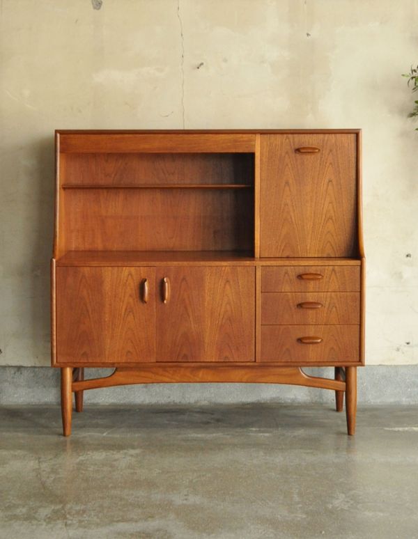 G-PLAN(Gプラン)　アンティーク家具　リビングにオススメのヴィンテージ家具、イギリスのGプランのサイドボード。閉じてあるときはスッキリシンプルな外見。(x-674-f)