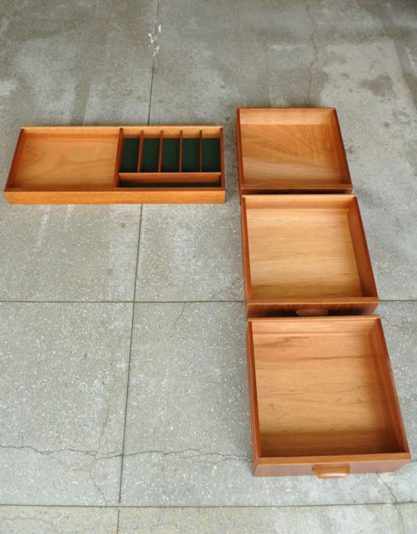 G-PLAN(Gプラン)　アンティーク家具　リビングにオススメのヴィンテージ家具、イギリスのGプランのサイドボード。引き出しがあるので細かいものもしまえます。(x-674-f)