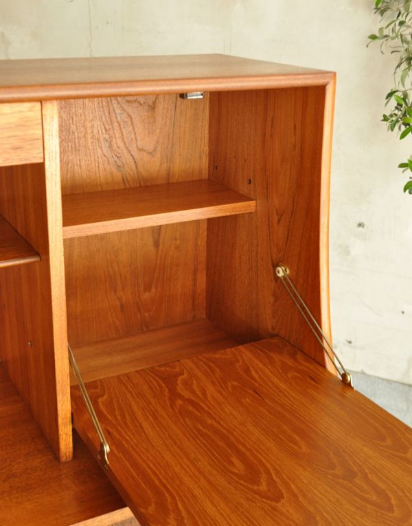 G-PLAN(Gプラン)　アンティーク家具　リビングにオススメのヴィンテージ家具、イギリスのGプランのサイドボード。向かって右の扉を開くと、カウンターテーブルのように使うことができます。(x-674-f)