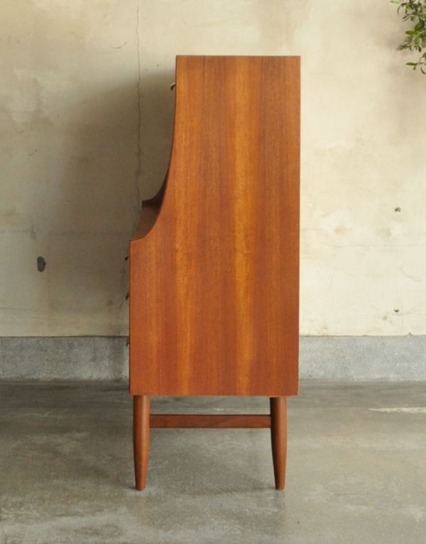 G-PLAN(Gプラン)　アンティーク家具　リビングにオススメのヴィンテージ家具、イギリスのGプランのサイドボード。サイドから見てもキレイな状態です。(x-674-f)