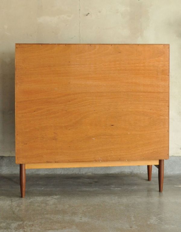 G-PLAN(Gプラン)　アンティーク家具　リビングにオススメのヴィンテージ家具、イギリスのGプランのサイドボード。裏側もキチンと仕上げているので、キレイな状態です。(x-674-f)