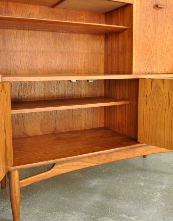 G-PLAN(Gプラン)　アンティーク家具　リビングにオススメのヴィンテージ家具、イギリスのGプランのサイドボード。下にもたっぷりの収納スペースがあります。(x-674-f)