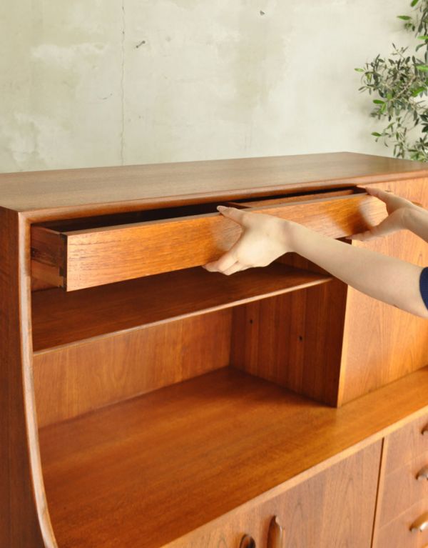 G-PLAN(Gプラン)　アンティーク家具　リビングにオススメのヴィンテージ家具、イギリスのGプランのサイドボード。大きな引き出しが上部にあります。(x-674-f)