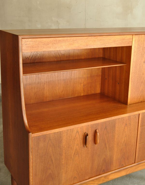 G-PLAN(Gプラン)　アンティーク家具　リビングにオススメのヴィンテージ家具、イギリスのGプランのサイドボード。棚には、棚板が付いているのできちんと整理整頓ができます。(x-674-f)