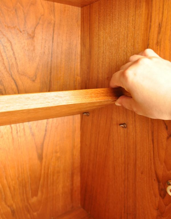 G-PLAN(Gプラン)　アンティーク家具　リビングにオススメのヴィンテージ家具、イギリスのGプランのサイドボード。各棚板は、可動します。(x-674-f)