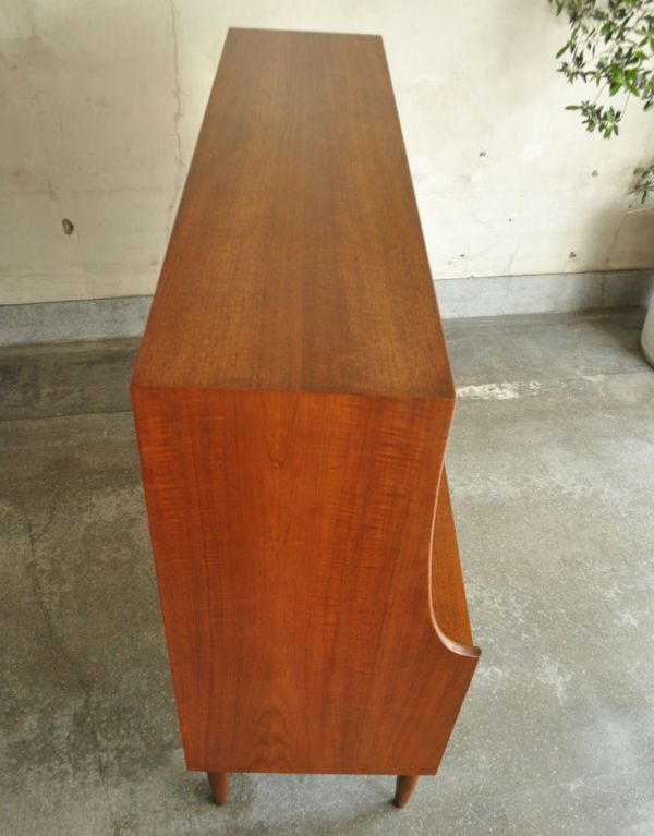 G-PLAN(Gプラン)　アンティーク家具　リビングにオススメのヴィンテージ家具、イギリスのGプランのサイドボード。天板もピカピカです。(x-674-f)