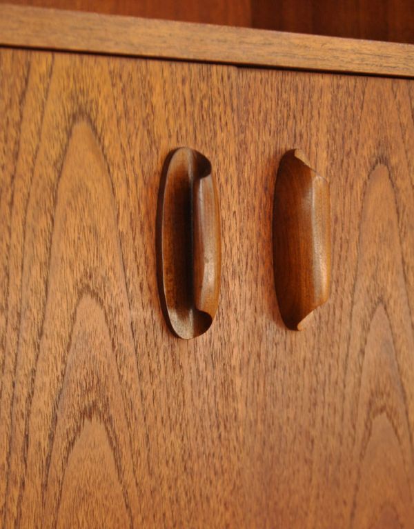 G-PLAN(Gプラン)　アンティーク家具　リビングにオススメのヴィンテージ家具、イギリスのGプランのサイドボード。G-planシリーズでも人気なのが、この巻貝のような持ち手のデザイン。(x-674-f)