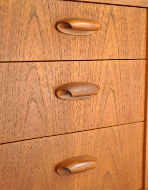 G-PLAN(Gプラン)　アンティーク家具　リビングにオススメのヴィンテージ家具、イギリスのGプランのサイドボード。扉の取っ手も引き出しとお揃い。(x-674-f)