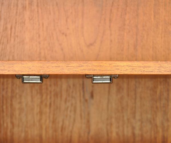 G-PLAN(Gプラン)　アンティーク家具　リビングにオススメのヴィンテージ家具、イギリスのGプランのサイドボード。扉の開け閉めがしやすいよう、マグネットを取り付けてあります。(x-674-f)