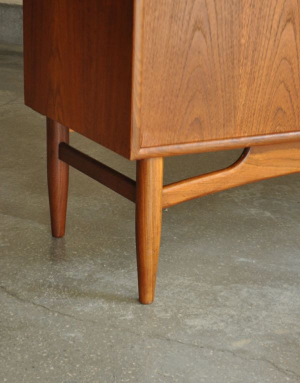 G-PLAN(Gプラン)　アンティーク家具　リビングにオススメのヴィンテージ家具、イギリスのGプランのサイドボード。きちんと支えます。(x-674-f)