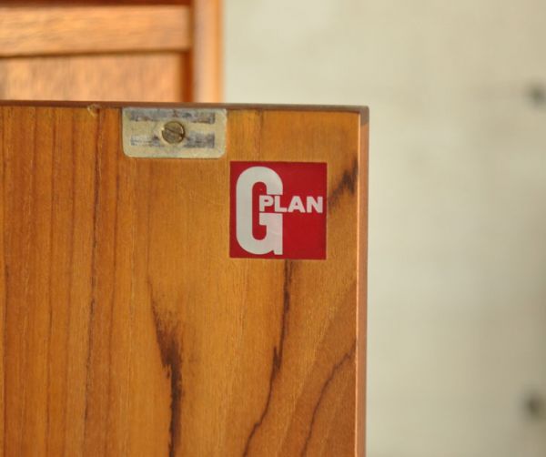 G-PLAN(Gプラン)　アンティーク家具　リビングにオススメのヴィンテージ家具、イギリスのGプランのサイドボード。「G-PLAN」のロゴステッカーが付いていました。(x-674-f)