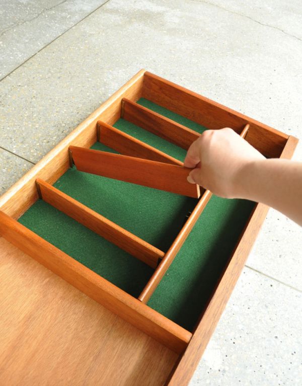 G-PLAN(Gプラン)　アンティーク家具　リビングにオススメのヴィンテージ家具、イギリスのGプランのサイドボード。大きな引き出しはフェルトが張ってあるので、アクセサリーなどそのまま入れられます。(x-674-f)