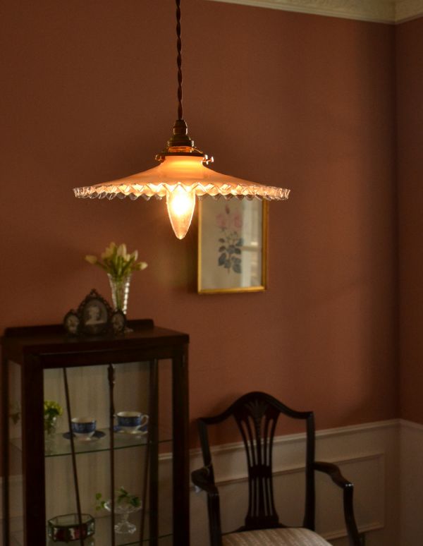 ペンダントライト　照明・ライティング　憧れのフレンチレース、アンティークペンダントライト（コード・シャンデリア電球・ギャラリーA付き）。縁がクリアガラスになっているので、光が当たるとキラキラきれいです。(x-674-z)