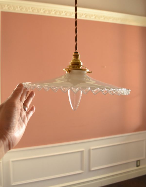 ペンダントライト　照明・ライティング　憧れのフレンチレース、アンティークペンダントライト（コード・シャンデリア電球・ギャラリーA付き）。アンティークのミルクガラスは、光を通すとなんとも言えないステキな雰囲気でお部屋を照らしてくれます。(x-674-z)