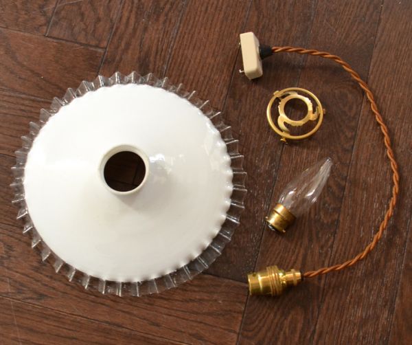 ペンダントライト　照明・ライティング　憧れのフレンチレース、アンティークペンダントライト（コード・シャンデリア電球・ギャラリーA付き）。ガラスシェード、コード、電球1個、ギャラリーを全てセットでお届けするので、届いてすぐに取り付けられます。(x-674-z)