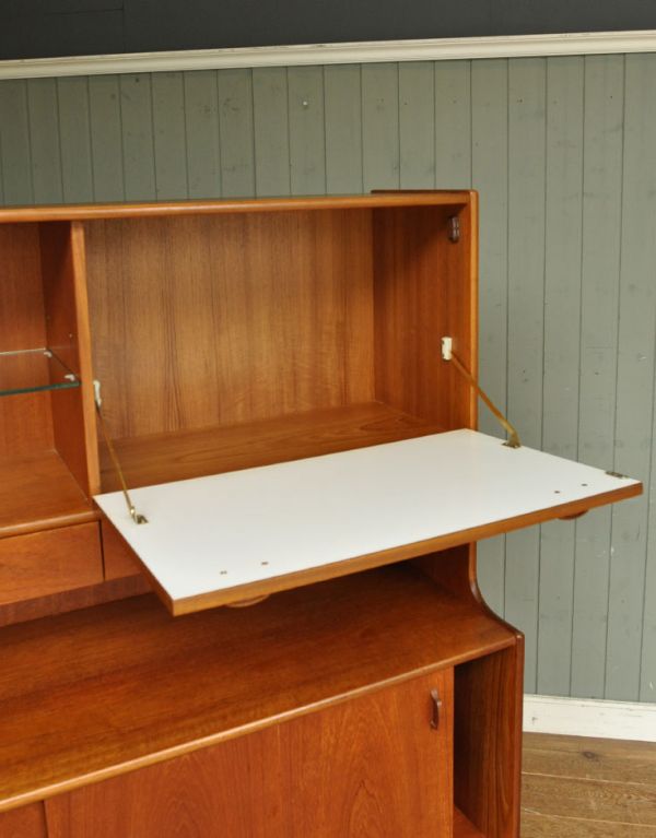 アンティークのキャビネット アンティーク家具 北欧スタイルのヴィンテージ家具、たっぷり容量のネイサンサイドボード。向かって右の扉を開くと、カウンターテーブルのように使うことができます。(x-676-f)