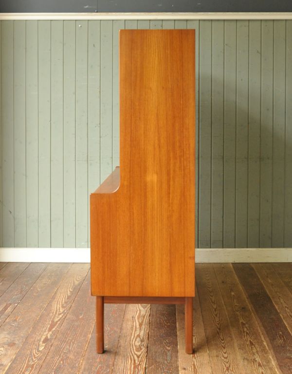 アンティークのキャビネット アンティーク家具 北欧スタイルのヴィンテージ家具、たっぷり容量のネイサンサイドボード。サイドから見てもキレイな状態です。(x-676-f)