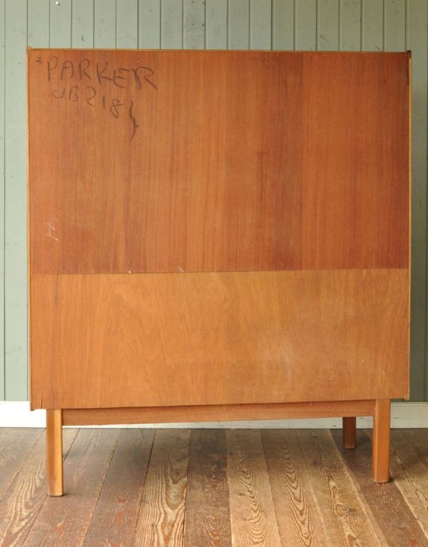 アンティークのキャビネット アンティーク家具 北欧スタイルのヴィンテージ家具、たっぷり容量のネイサンサイドボード。裏側もキチンと仕上げているので、キレイな状態です。(x-676-f)