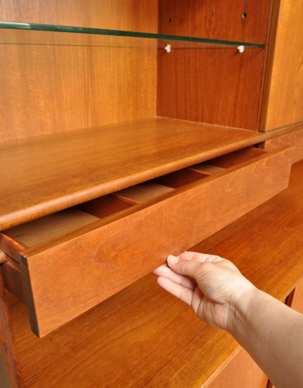 アンティークのキャビネット アンティーク家具 北欧スタイルのヴィンテージ家具、たっぷり容量のネイサンサイドボード。大きな引き出しが上部にあります。(x-676-f)