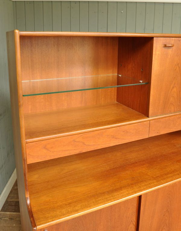 アンティークのキャビネット アンティーク家具 北欧スタイルのヴィンテージ家具、たっぷり容量のネイサンサイドボード。棚には、棚板が付いているのできちんと整理整頓ができます。(x-676-f)