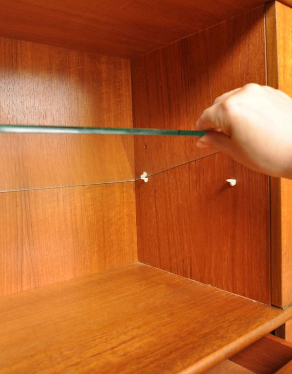 アンティークのキャビネット アンティーク家具 北欧スタイルのヴィンテージ家具、たっぷり容量のネイサンサイドボード。ガラスの棚板は、可動します。(x-676-f)