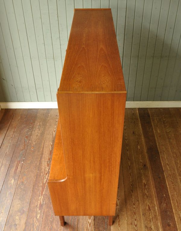 アンティークのキャビネット アンティーク家具 北欧スタイルのヴィンテージ家具、たっぷり容量のネイサンサイドボード。天板もピカピカです。(x-676-f)