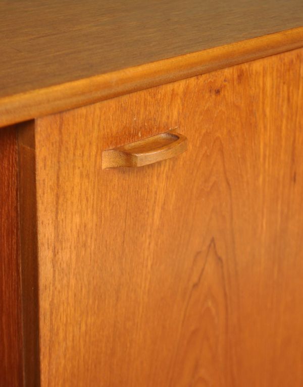 アンティークのキャビネット アンティーク家具 北欧スタイルのヴィンテージ家具、たっぷり容量のネイサンサイドボード。北欧家具テイストのデザインです。(x-676-f)