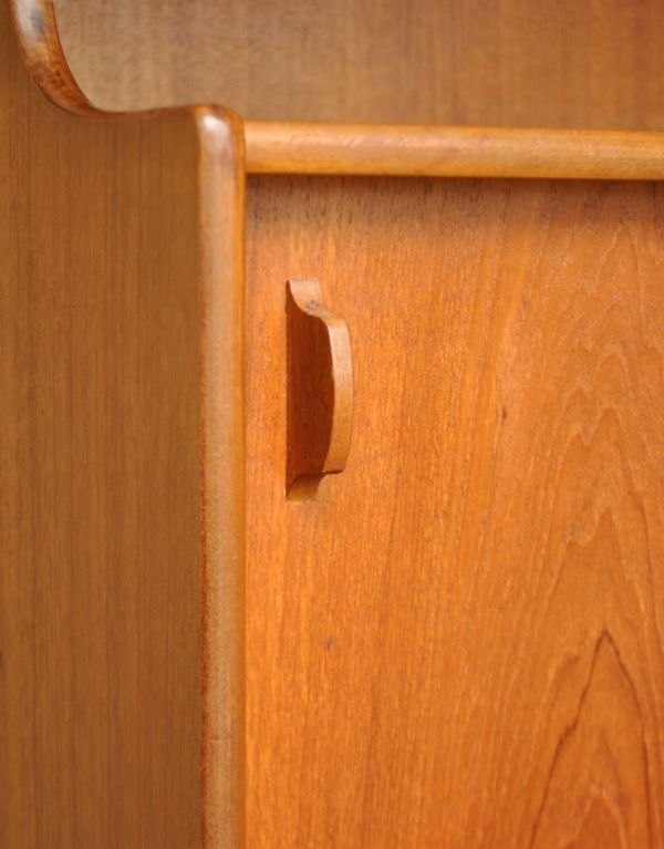 アンティークのキャビネット アンティーク家具 北欧スタイルのヴィンテージ家具、たっぷり容量のネイサンサイドボード。下の引き戸の取っ手です。(x-676-f)