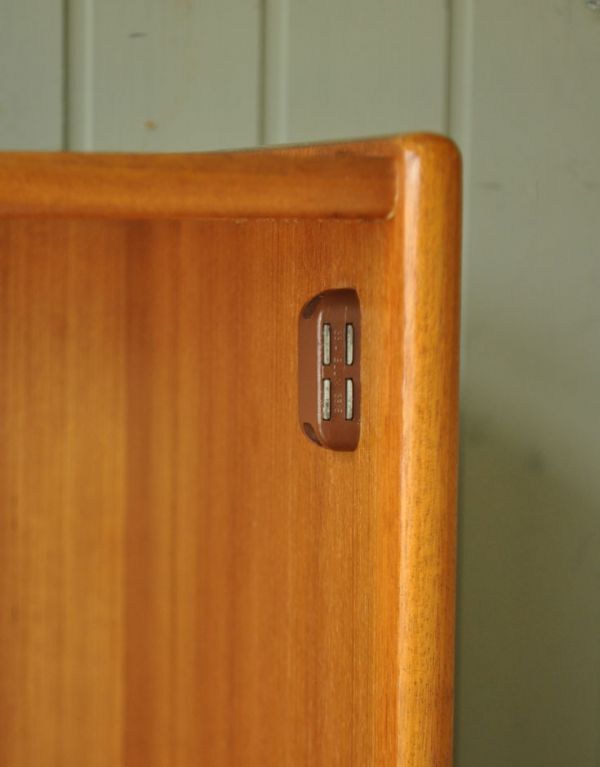 アンティークのキャビネット アンティーク家具 北欧スタイルのヴィンテージ家具、たっぷり容量のネイサンサイドボード。扉の開け閉めがしやすいよう、マグネットを取り付けてあります。(x-676-f)