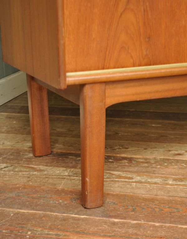 アンティークのキャビネット アンティーク家具 北欧スタイルのヴィンテージ家具、たっぷり容量のネイサンサイドボード。きちんと支えます。(x-676-f)