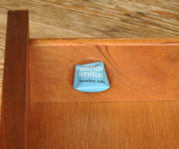 アンティークのキャビネット アンティーク家具 北欧スタイルのヴィンテージ家具、たっぷり容量のネイサンサイドボード。「ネイサン」のロゴステッカーが付いていました。(x-676-f)