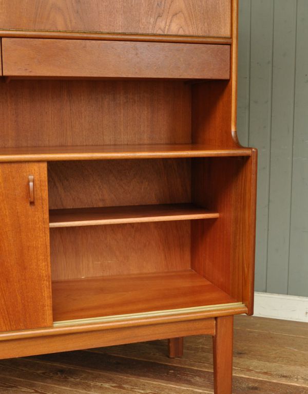 アンティークのキャビネット アンティーク家具 北欧スタイルのヴィンテージ家具、たっぷり容量のネイサンサイドボード。隣もキレイな状態です。(x-676-f)