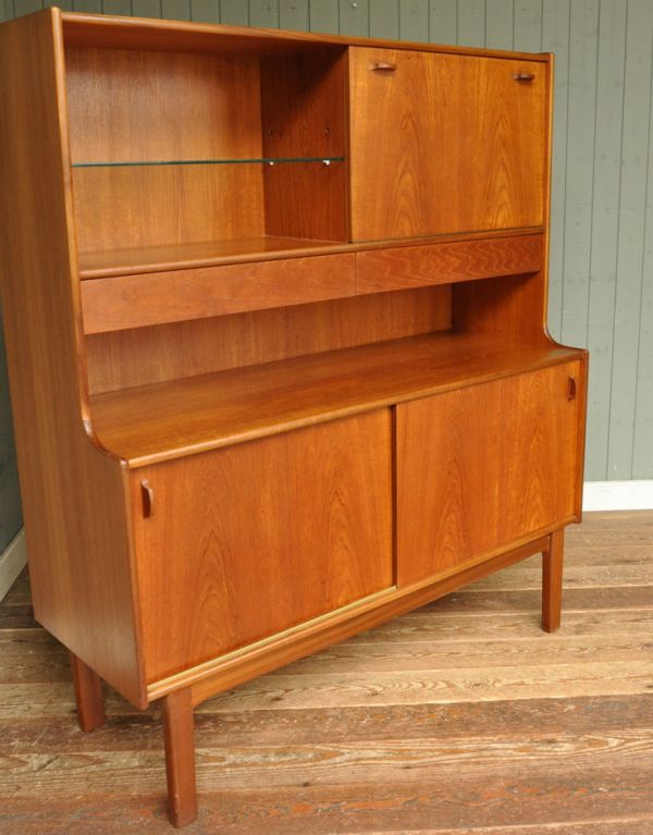 アンティークのキャビネット アンティーク家具 北欧スタイルのヴィンテージ家具、たっぷり容量のネイサンサイドボード。オープン棚は、ペン立てやメモ、携帯置きに使いつつ、ディスプレイも楽しめる広さが嬉しいです。(x-676-f)