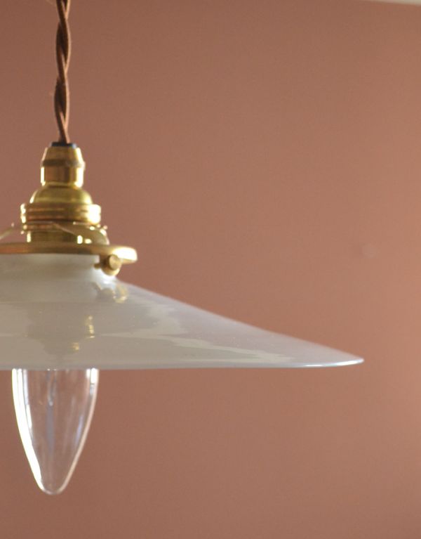 ペンダントライト 照明・ライティング フランスランプアンティーク照明、ミルクガラスのペンダントライト(コード・シャンデリア電球・ギャラリーA付き)。シェードは、アンティークのため、誤差があったり、キズ、汚れが入っている場合もあります。(x-676-z)