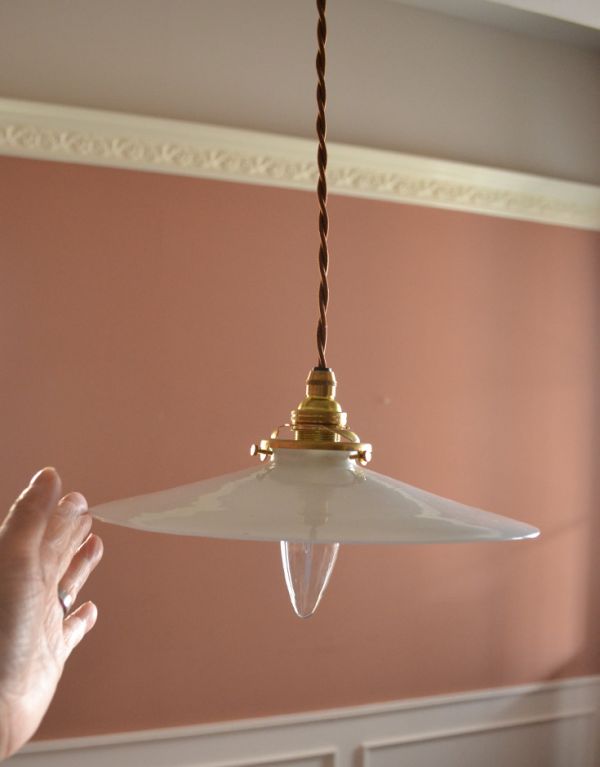 ペンダントライト 照明・ライティング フランスランプアンティーク照明、ミルクガラスのペンダントライト(コード・シャンデリア電球・ギャラリーA付き)。アンティークのミルクガラスは、光を通すとなんとも言えないステキな雰囲気でお部屋を照らしてくれます。(x-676-z)