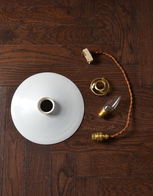 ペンダントライト 照明・ライティング フランスランプアンティーク照明、ミルクガラスのペンダントライト(コード・シャンデリア電球・ギャラリーA付き)。ガラスシェード、コード、電球1個、ギャラリーを全てセットでお届けするので、届いてすぐに取り付けられます。(x-676-z)