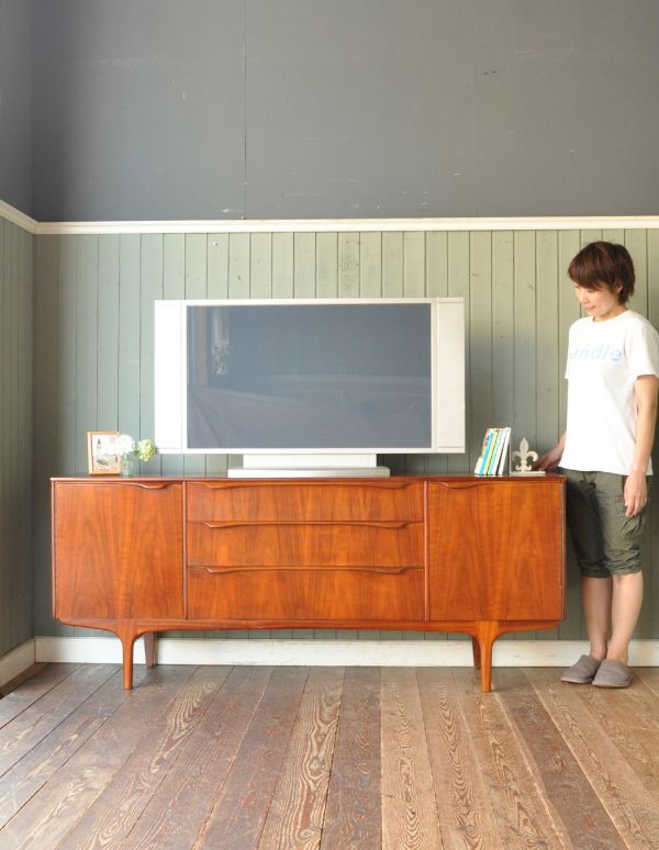 アンティークのキャビネット　アンティーク家具　北欧テイストのビンテージ家具、大きな引き出しのサイドボード。脚があるので軽やかな印象です。(x-677-f)