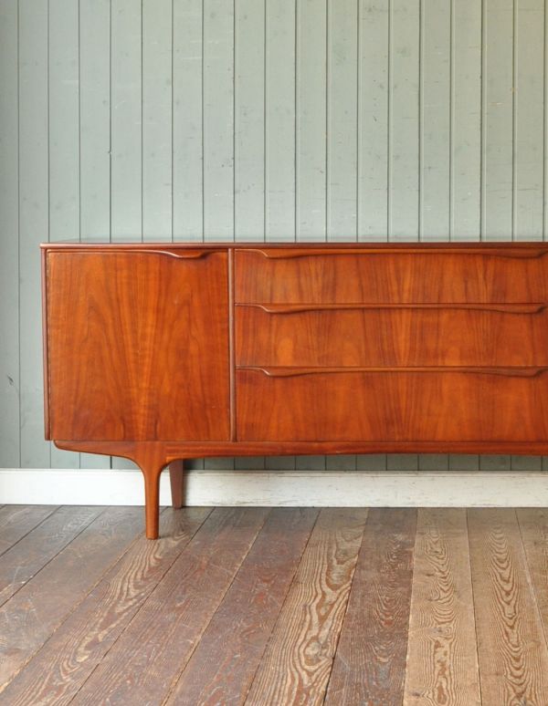 アンティークのキャビネット　アンティーク家具　北欧テイストのビンテージ家具、大きな引き出しのサイドボード。リビングで電話などの置き場所として使っても最適です。(x-677-f)