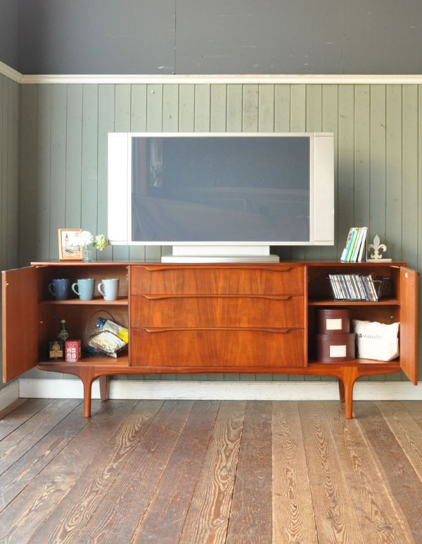 アンティークのキャビネット　アンティーク家具　北欧テイストのビンテージ家具、大きな引き出しのサイドボード。両サイドの扉の奥はたっぷり収納。(x-677-f)