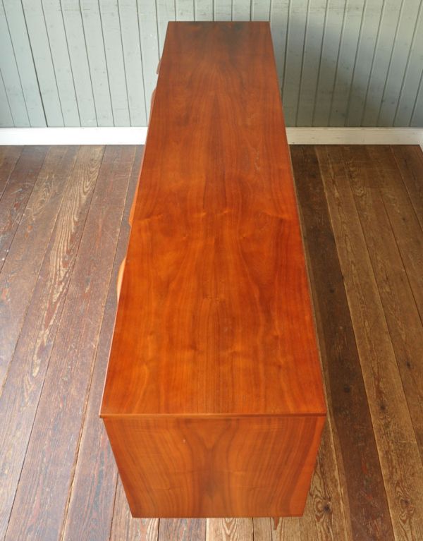 アンティークのキャビネット　アンティーク家具　北欧テイストのビンテージ家具、大きな引き出しのサイドボード。天板もキレイに塗装を仕上げました。(x-677-f)