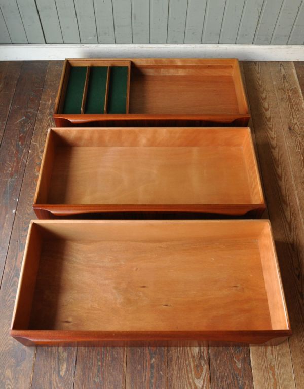 アンティークのキャビネット　アンティーク家具　北欧テイストのビンテージ家具、大きな引き出しのサイドボード。引き出しがあるので細かいものもしまえます。(x-677-f)