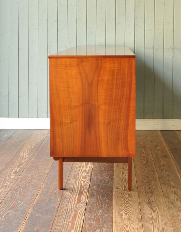 アンティークのキャビネット　アンティーク家具　北欧テイストのビンテージ家具、大きな引き出しのサイドボード。サイドから見てもキレイな状態です。(x-677-f)