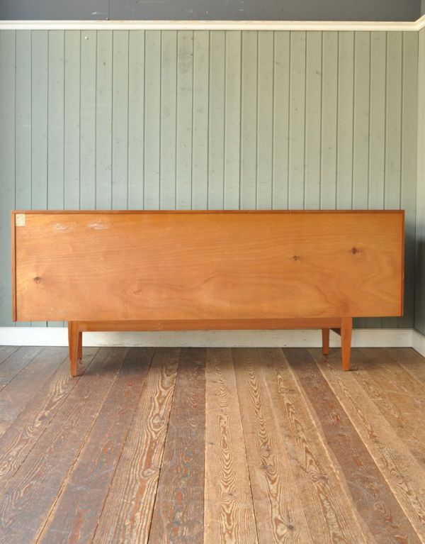 アンティークのキャビネット　アンティーク家具　北欧テイストのビンテージ家具、大きな引き出しのサイドボード。裏側もキチンと仕上げているので、キレイな状態です。(x-677-f)