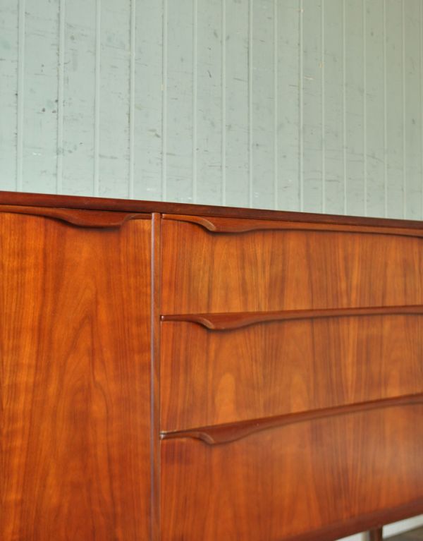 アンティークのキャビネット　アンティーク家具　北欧テイストのビンテージ家具、大きな引き出しのサイドボード。シンプルでカッコいい取っ手も北欧家具っぽいデザインが素敵。(x-677-f)