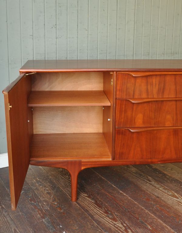 アンティークのキャビネット　アンティーク家具　北欧テイストのビンテージ家具、大きな引き出しのサイドボード。左右の扉内には、棚板が付いているのできちんと整理整頓ができます。(x-677-f)